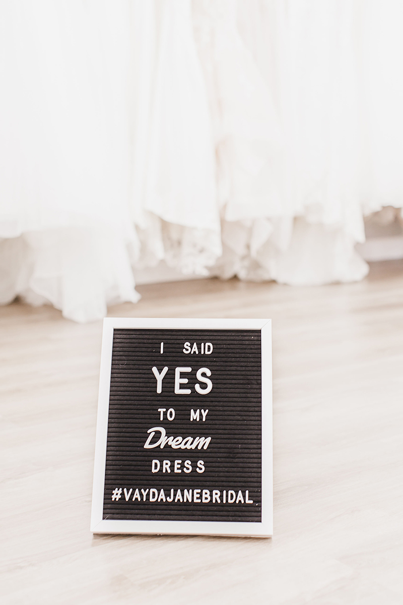 a yes to the dress sign