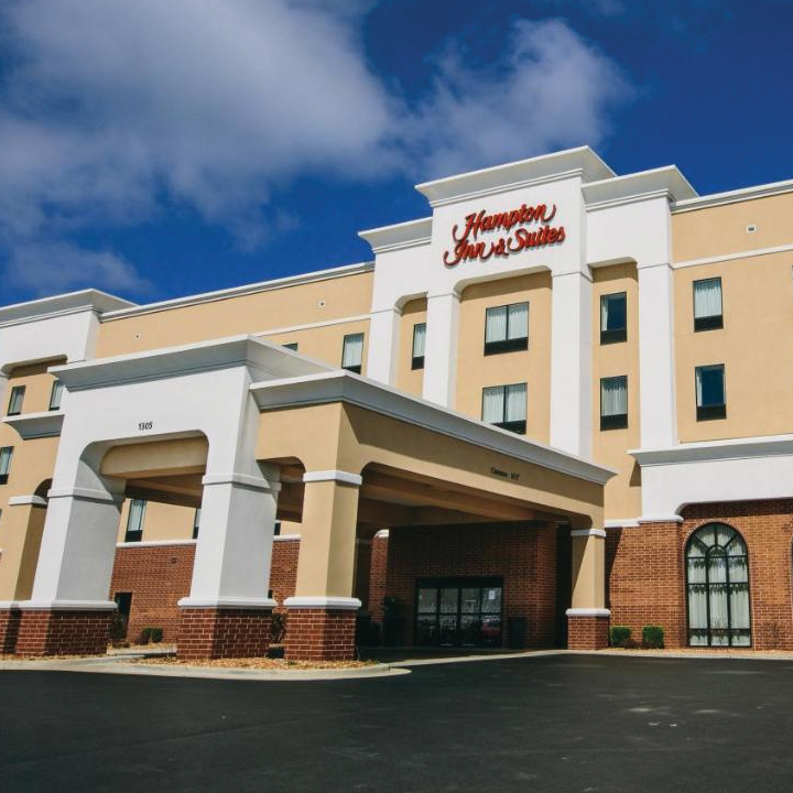 exterior view of Hampton Inn and Suites in Effingham Illinois